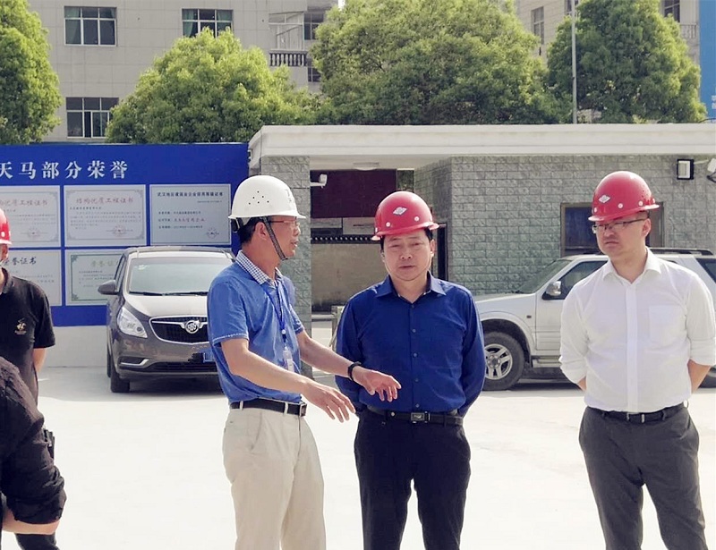 重慶市住房和城鄉(xiāng)建設(shè)委員會領(lǐng)導(dǎo)蒞臨我司黔江新城項目視察指導(dǎo)工作