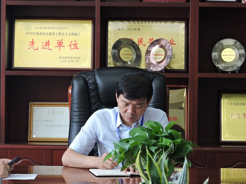 集團(tuán)公司隆重召開“七一”黨員大會