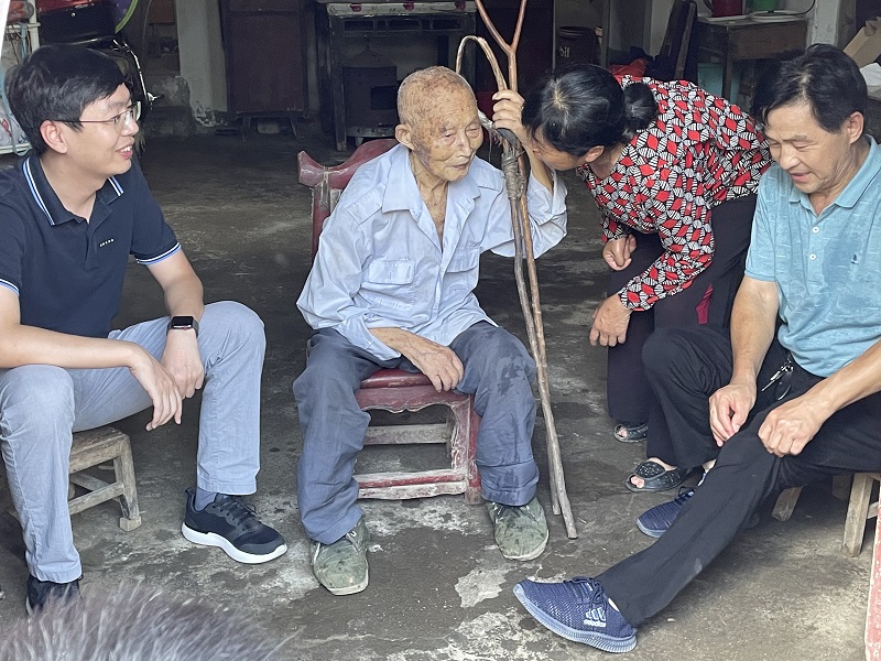 區(qū)人大代表、集團副總馮小龍走訪潘塘福利院為老人送關(guān)懷